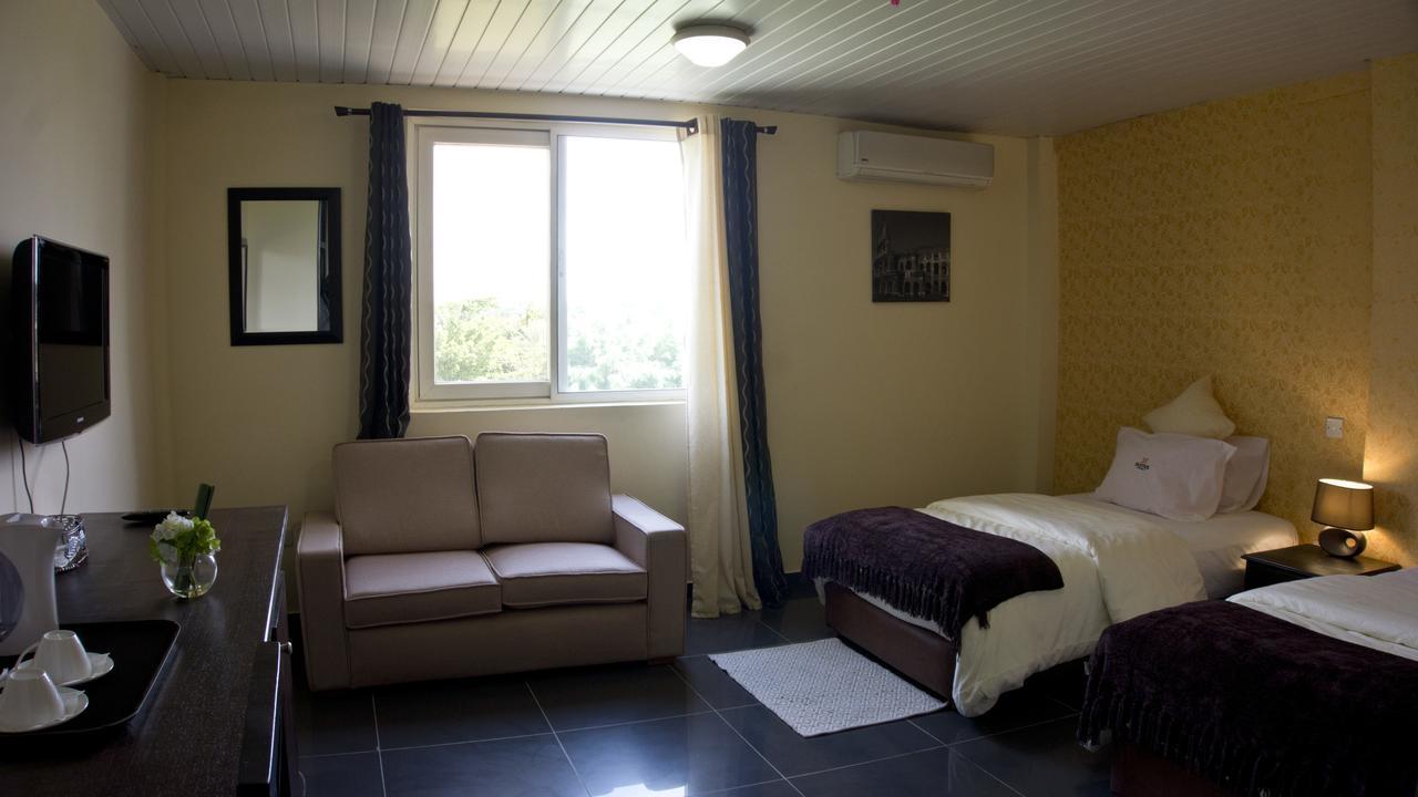 M Suites Hotel Accra Esterno foto