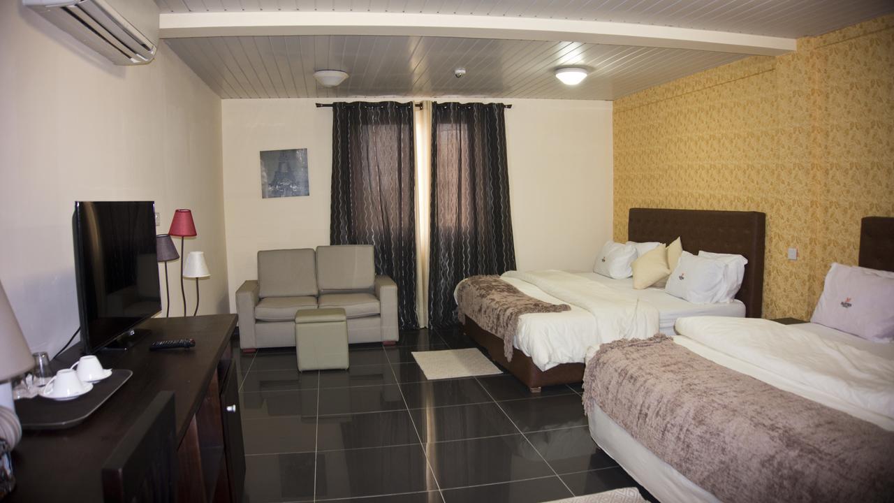 M Suites Hotel Accra Esterno foto
