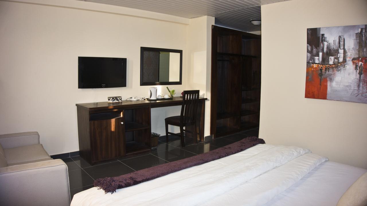 M Suites Hotel Accra Esterno foto